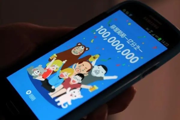 怎么保存陌陌动态人家发的小视频到手机,苹果手机?